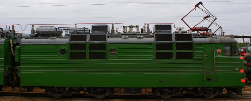 Электровоз вл 80 сбоку