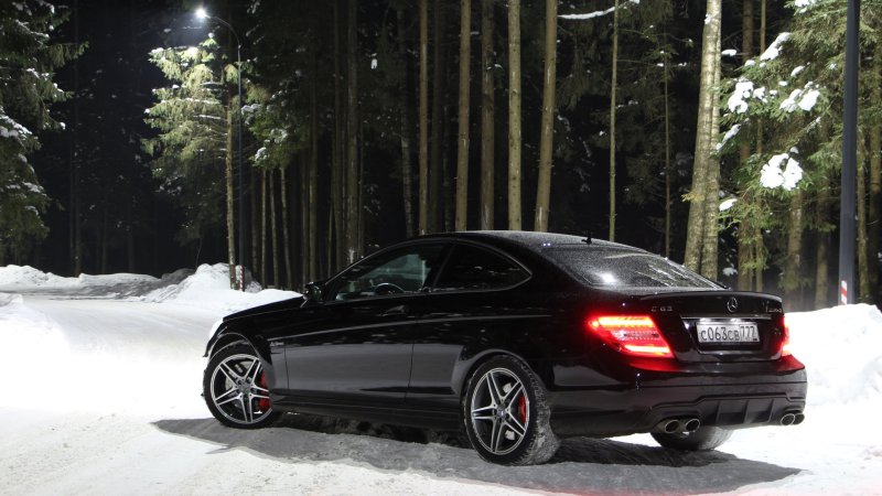 Мерседес c63 AMG ночью