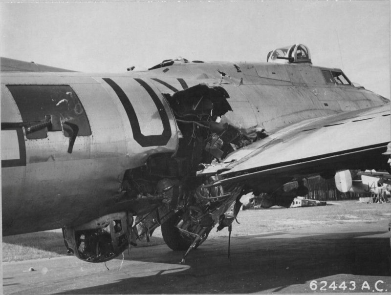 B17 летающая крепость подбитый