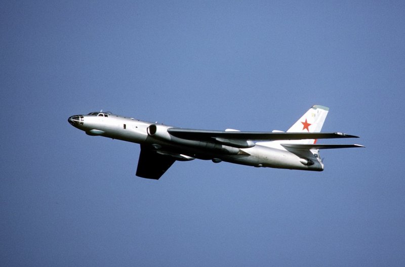 Самолет бомбардировщик ту 16