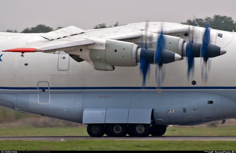 АН-70 военно-транспортный самолёт