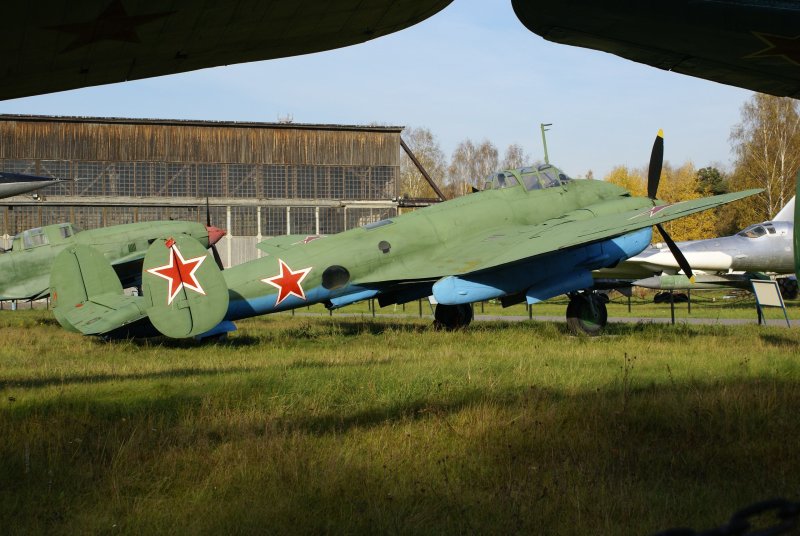 Пе-2 бомбардировщик