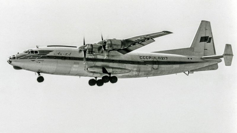АН-10 пассажирский самолёт