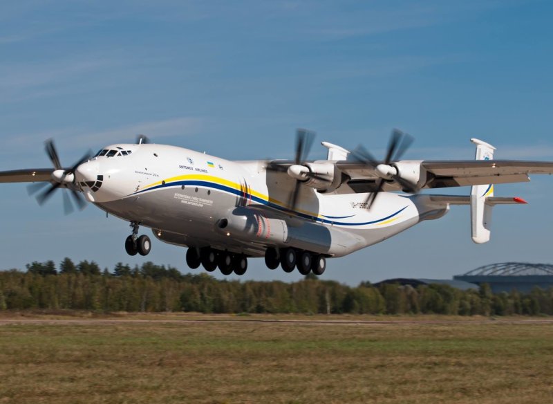 Тяжёлый военно-транспортный самолёт АН-22 («Антей»)