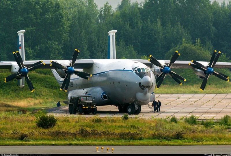 Тяжёлый военно-транспортный самолёт АН-22 («Антей»)