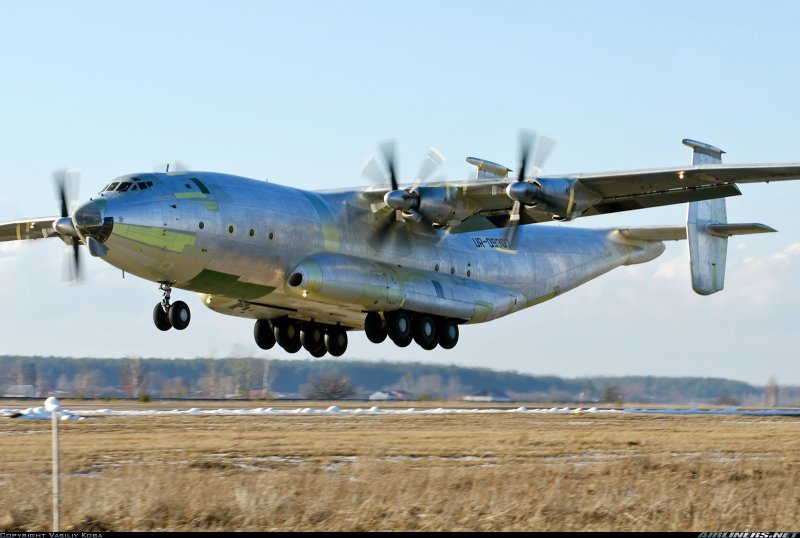 Транспортный самолет АН 22 Антей