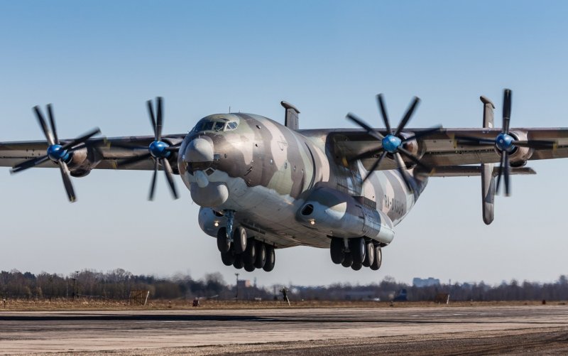 Тяжёлый военно-транспортный самолёт АН-22 («Антей»)