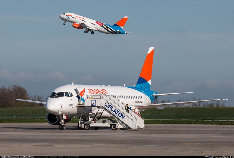 Авиакомпания Азимут SSJ 100