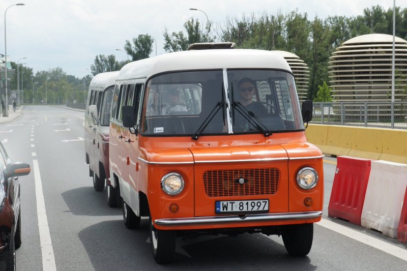 Автомобиль Нисса 522