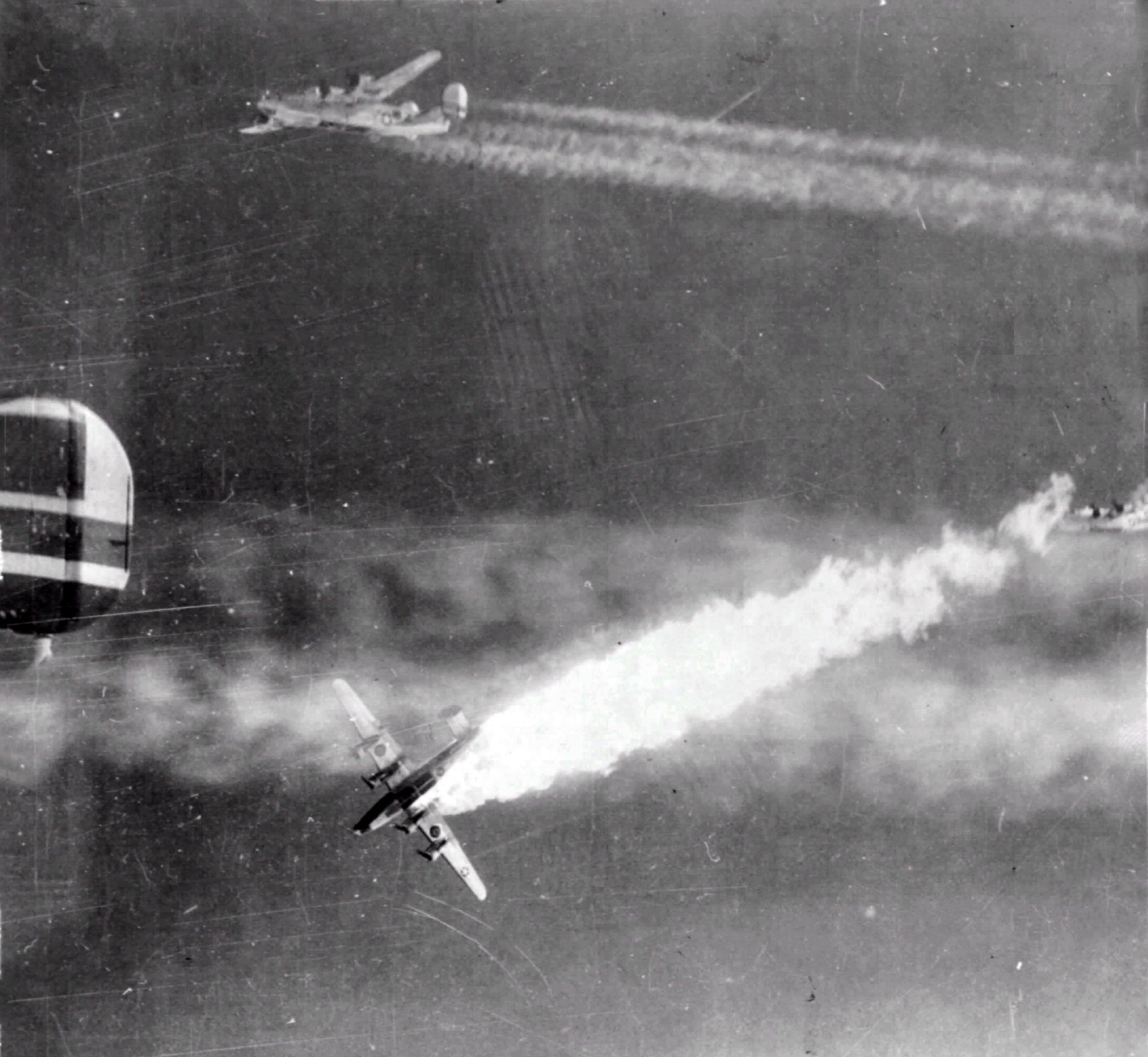 Второй сбитый самолет. Немецкий подбитый самолет ВОВ. Сбитые самолеты второй мировой войны.