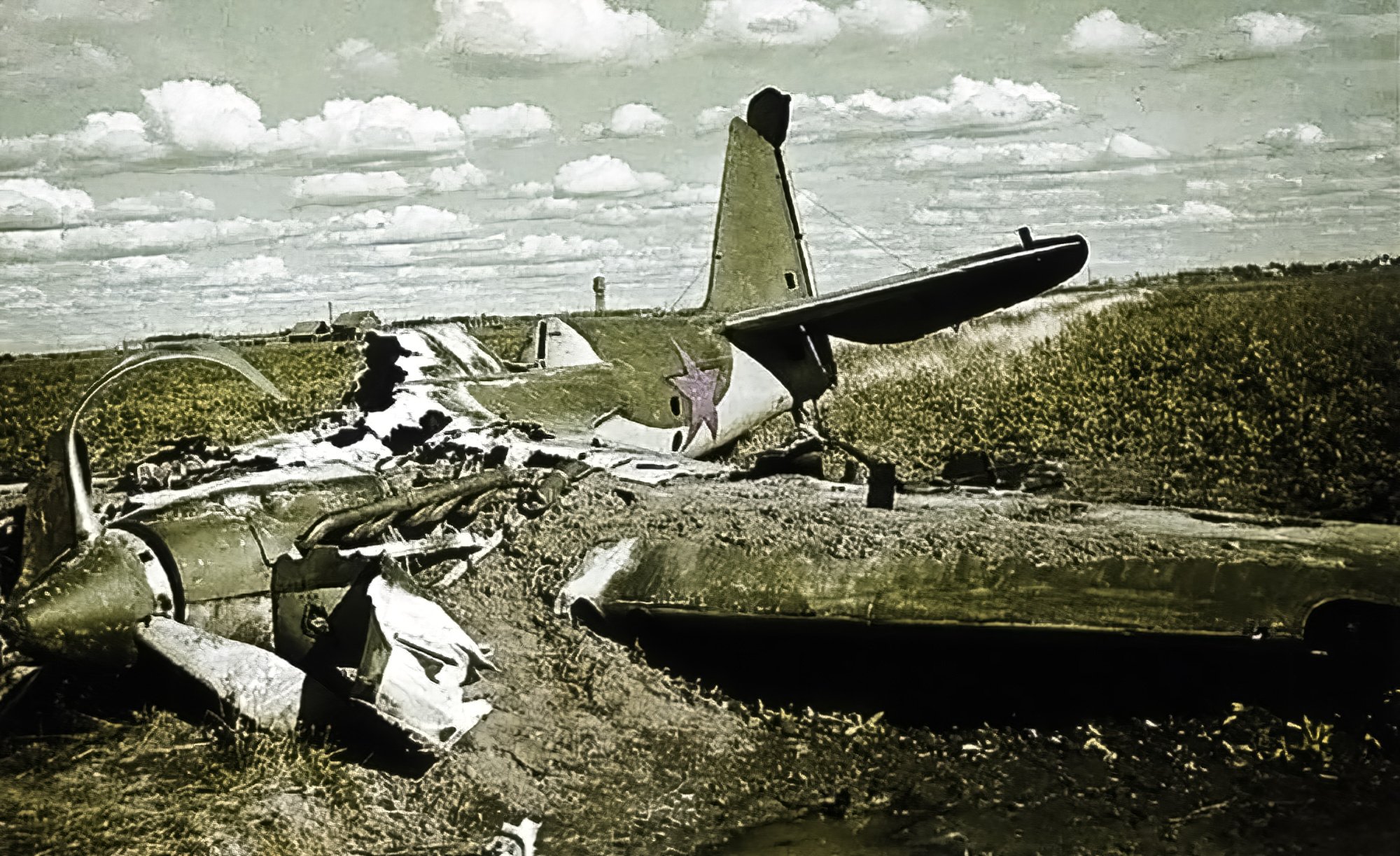 Советский истребитель сбил. Ил 2 подбитый. Подбитый самолет ил2. Подбитый Советский самолет ВОВ. Подбитые самолеты второй мировой войны.