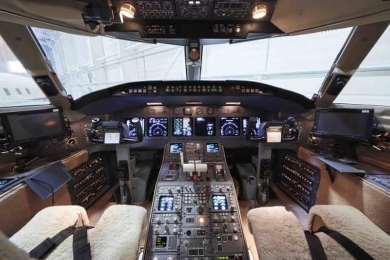 Bombardier Challenger 605 кабина