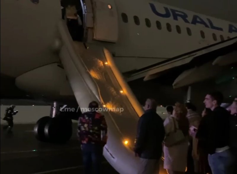Самолет и аэропорт