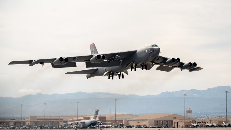 Бомбардировщик b-52 ВВС США