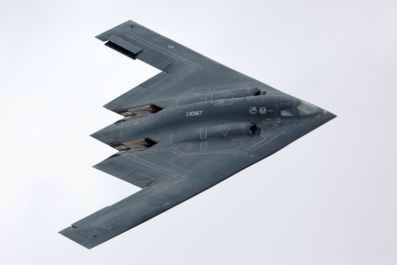 Стелс-бомбардировщик b-2