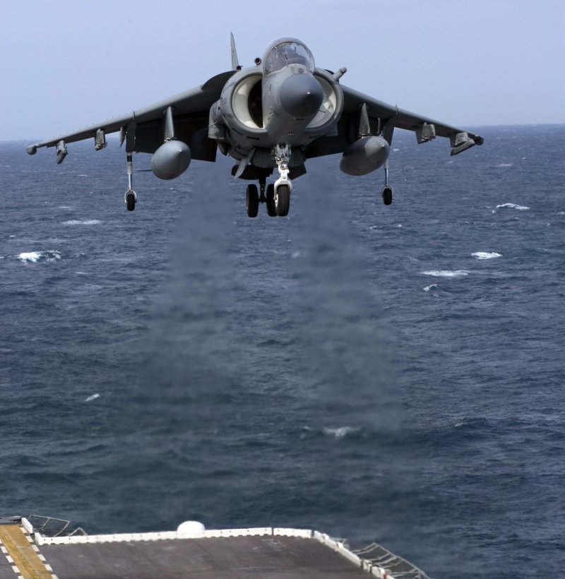СВВП Harrier взлет