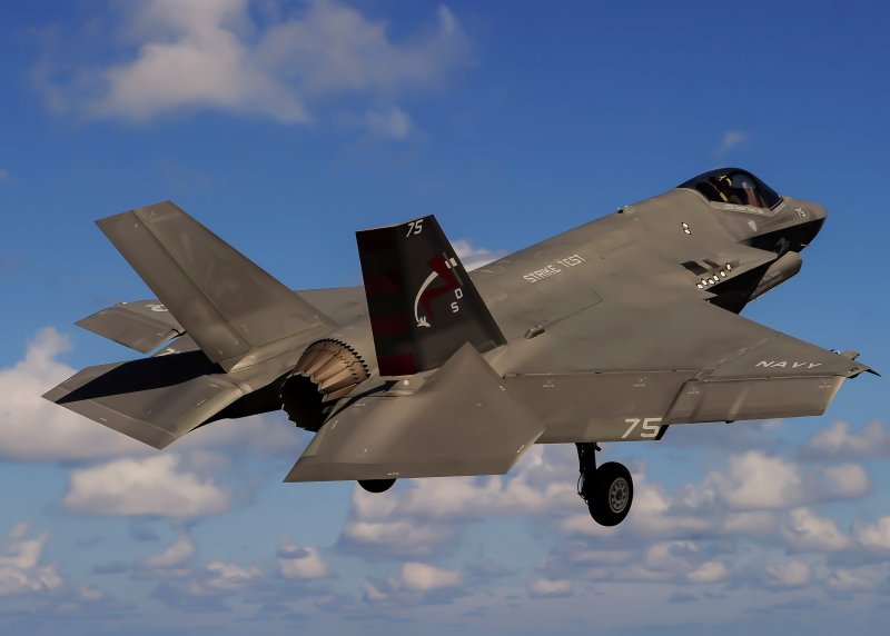 Истребитель f-35c Lightning II