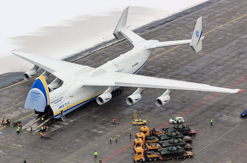 Грузовой самолет АН 225 Мрия