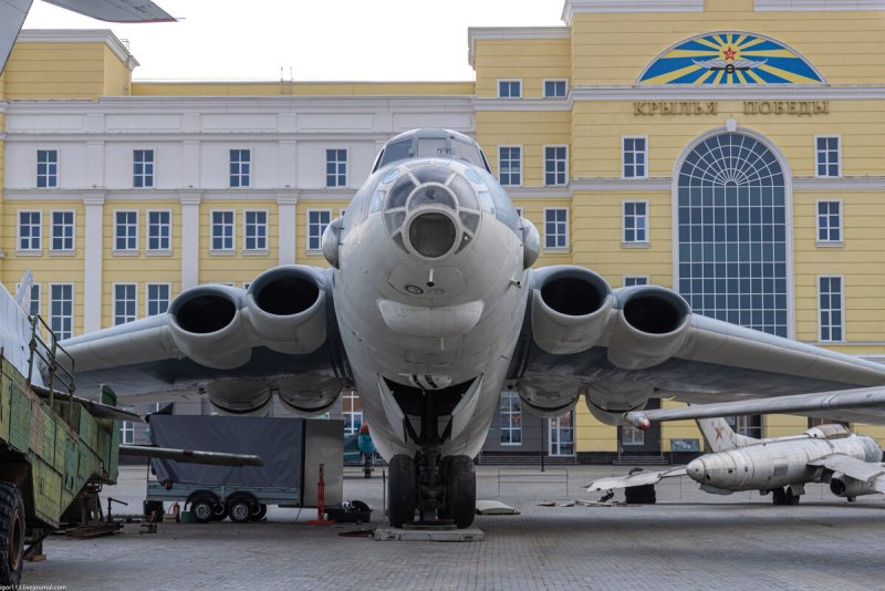 Бизон тягач для самолётов