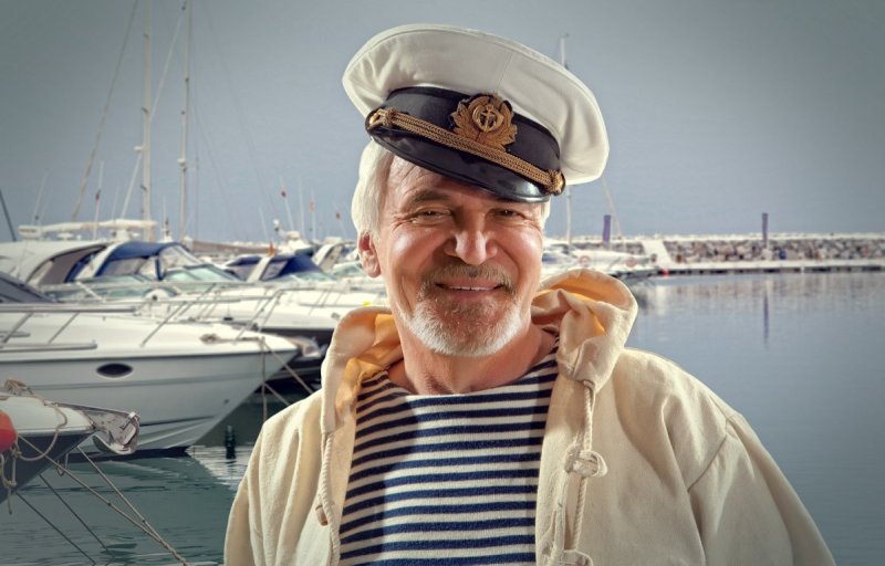 Моряк улыбается