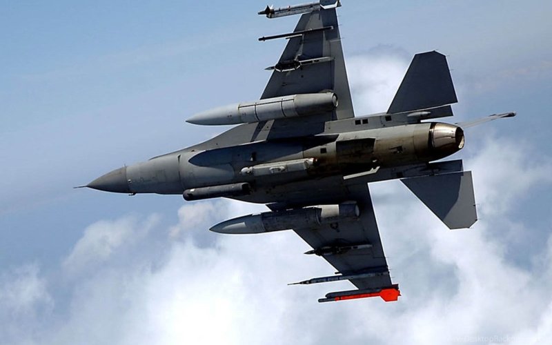 F16 истребитель