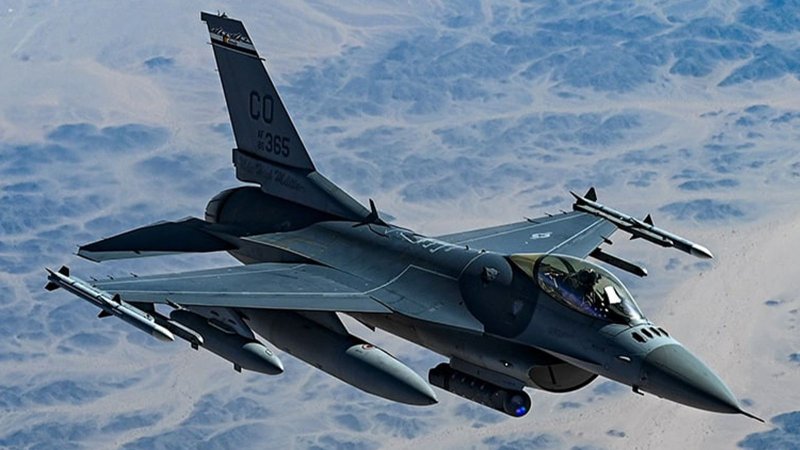 F-16 самолет