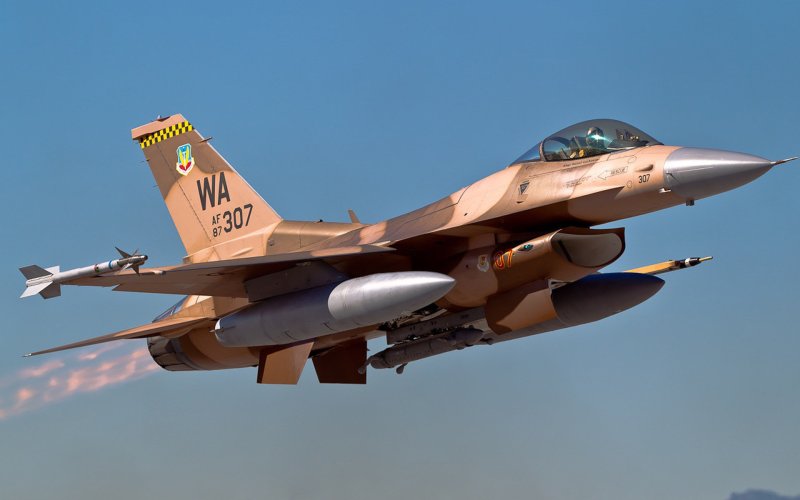 F16 истребитель