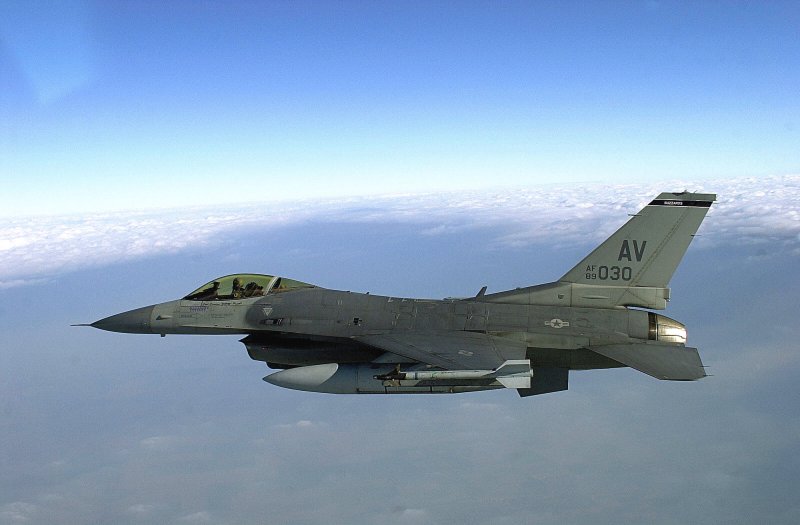 F16 истребитель