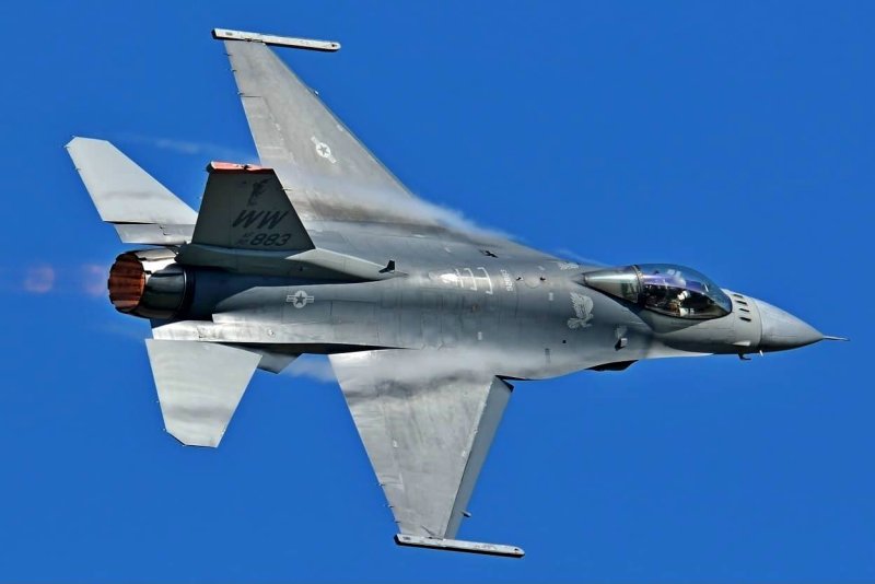 F-16 самолет