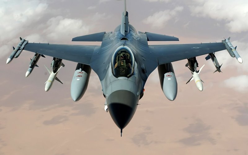 Военный истребитель f16