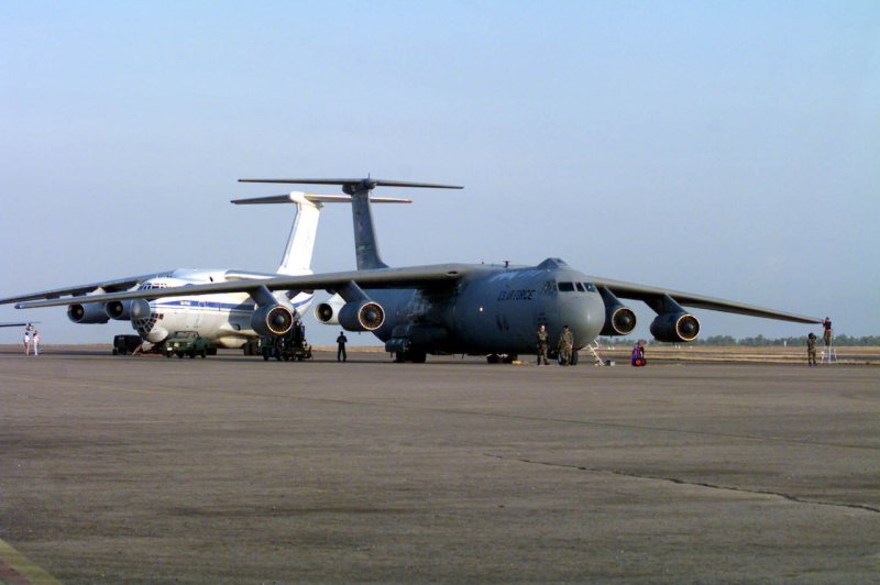 Lockheed c-141 Starlifter военно-транспортные самолёты