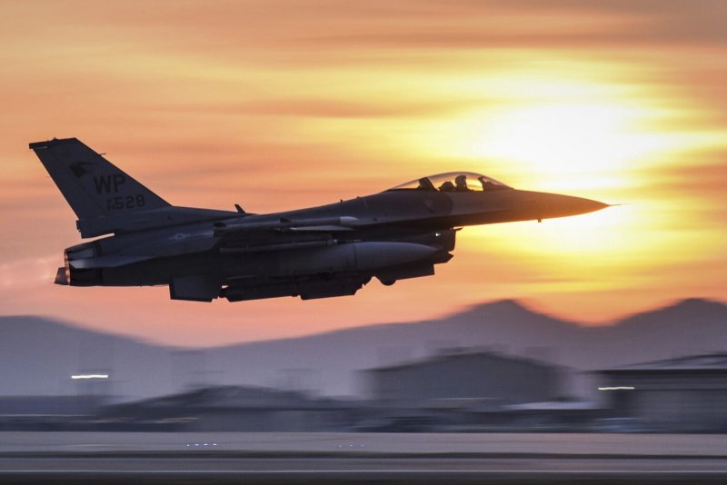 Поставки f-16