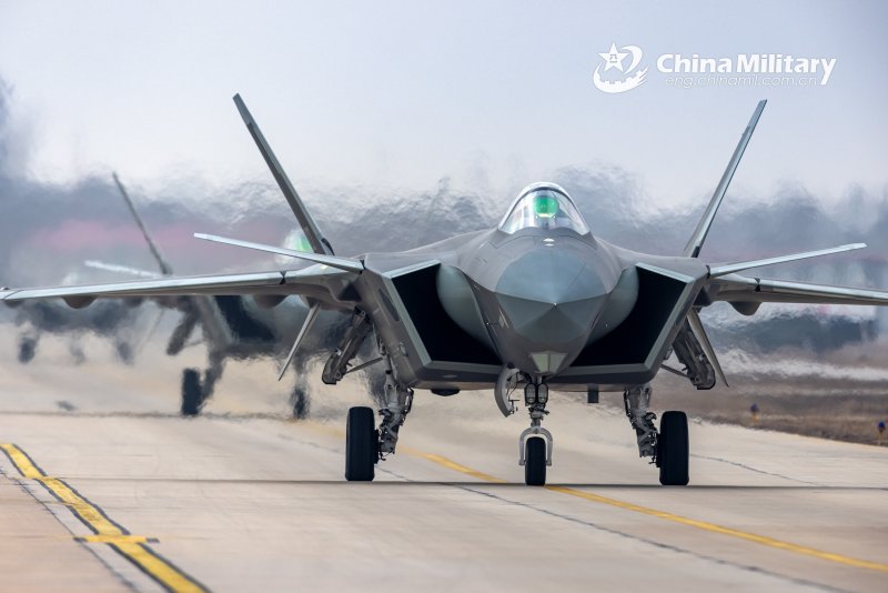 Китайский истребитель пятого поколения j-20