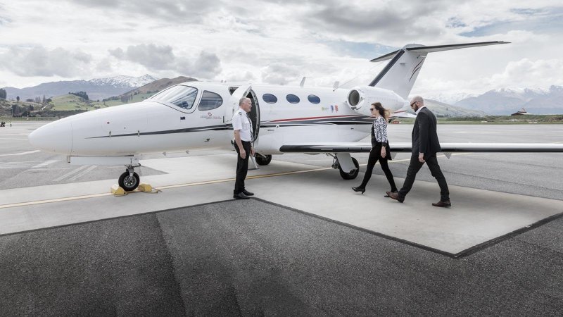 Business Jet взлетает