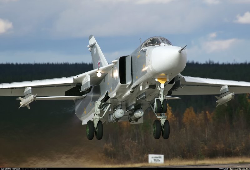 Су-24 бомбардировщик