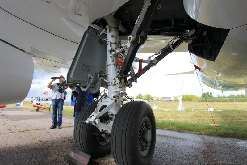 Передняя опора шасси SSJ 100