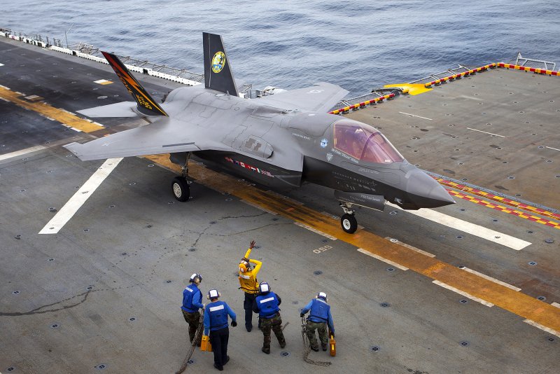 Палубный f-35 вертикальный взлет