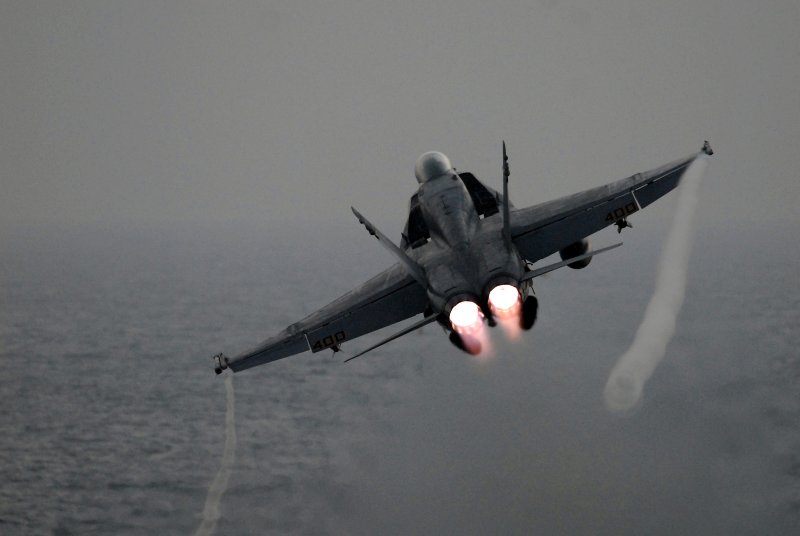 F 18 истребитель