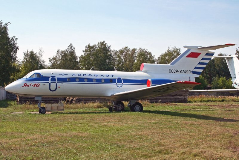 Самолет Yak 40
