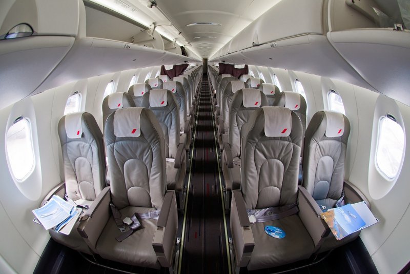 Самолёт Bombardier CRJ-100 салон
