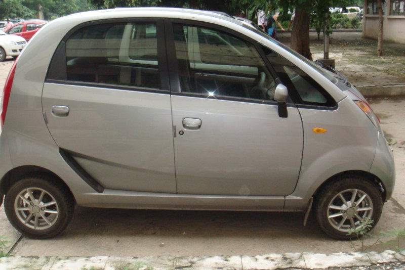 Tata Nano серебряного цвета