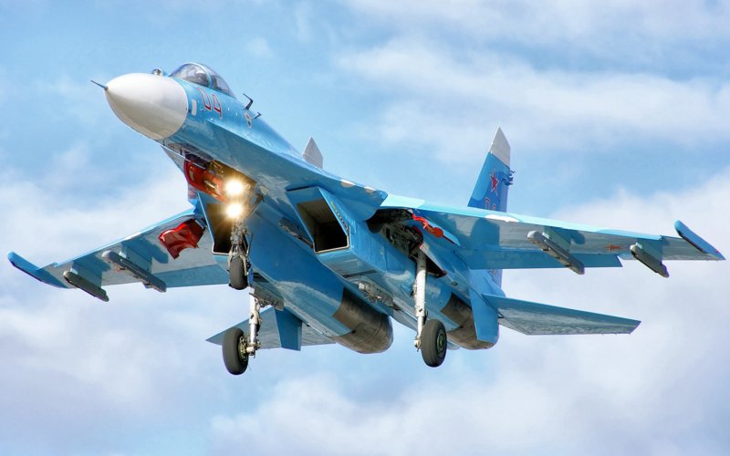 Военный истребитель Су 27