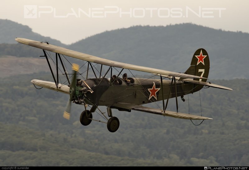 Самолёт-биплан по-2.