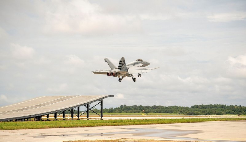 Взлет палубного истребителя f-18