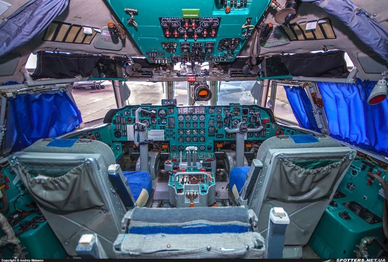 Ил-76 кабина пилотов