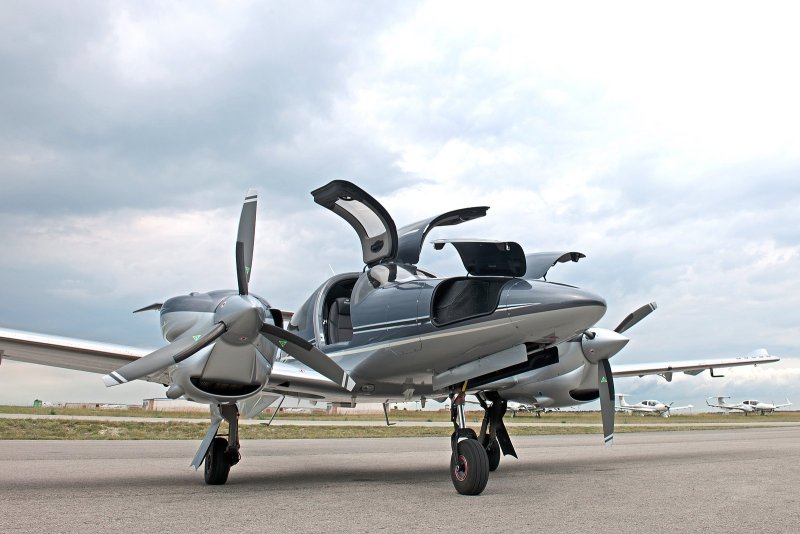 Самолет Даймонд 62