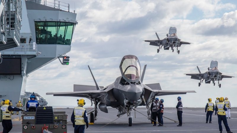 Истребители f-35b на авианосце HMS Queen Elizabeth