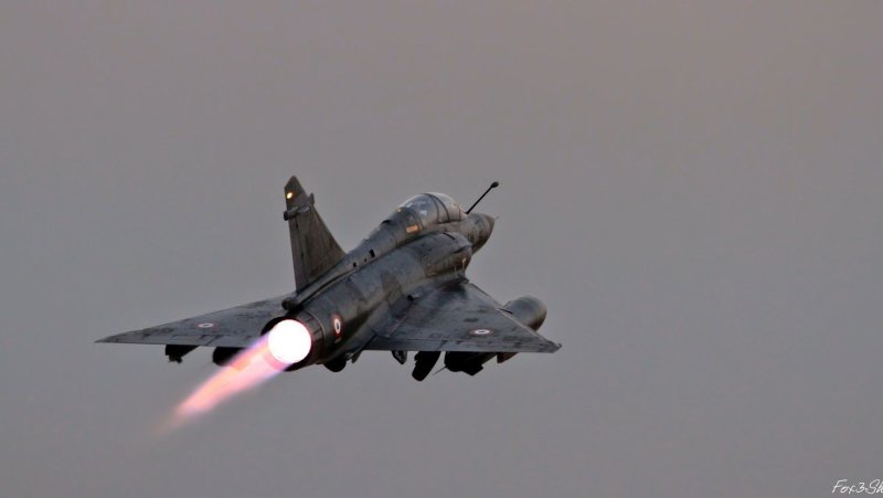 Mirage 2000 взлетает