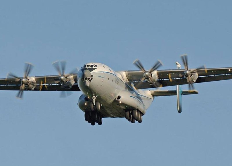 Турбовинтовой самолет военный транспортный