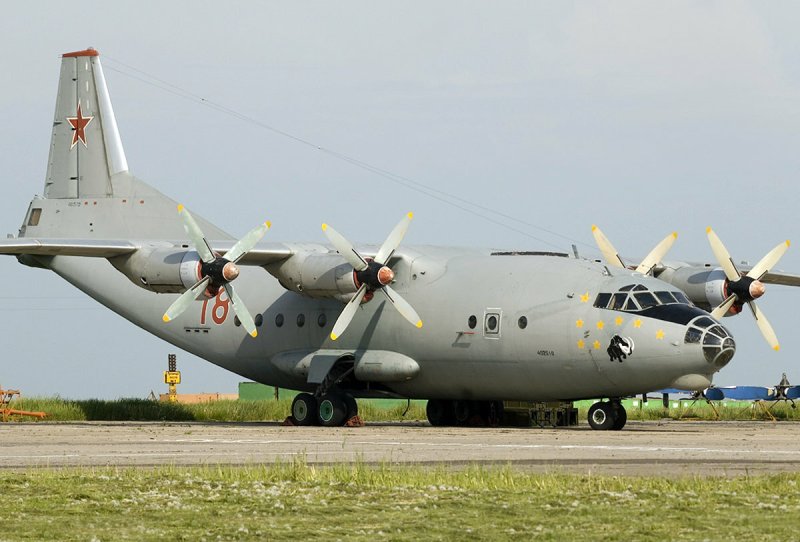 АН 12 грузовой самолет